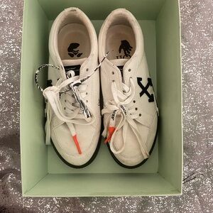 OFF-WHITE Logo-Patch Low-Top Sneakers